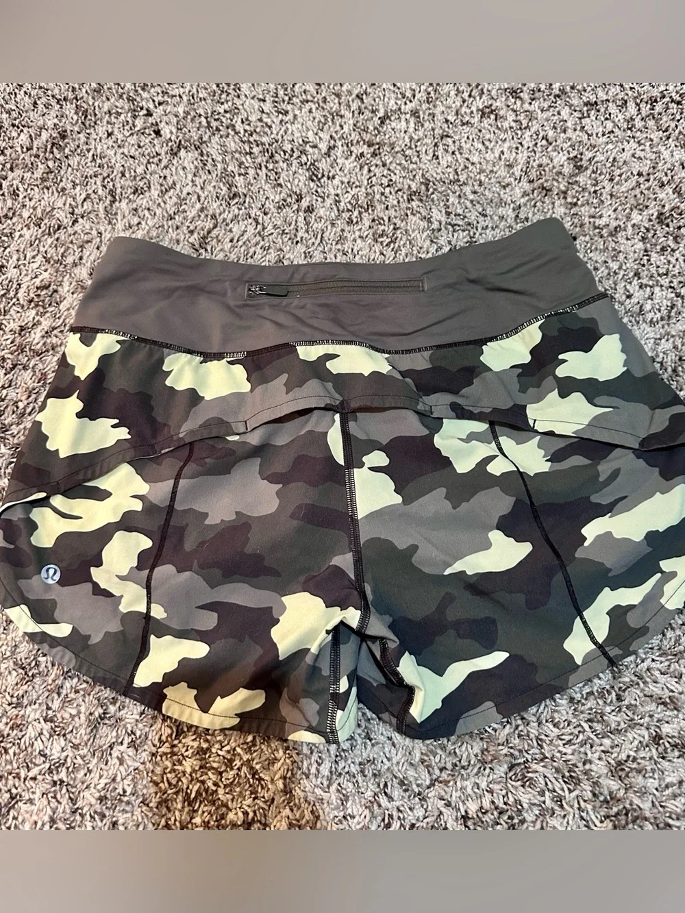Lululemon Athletica Camo High-Waist speed up Shorts 4” size 6